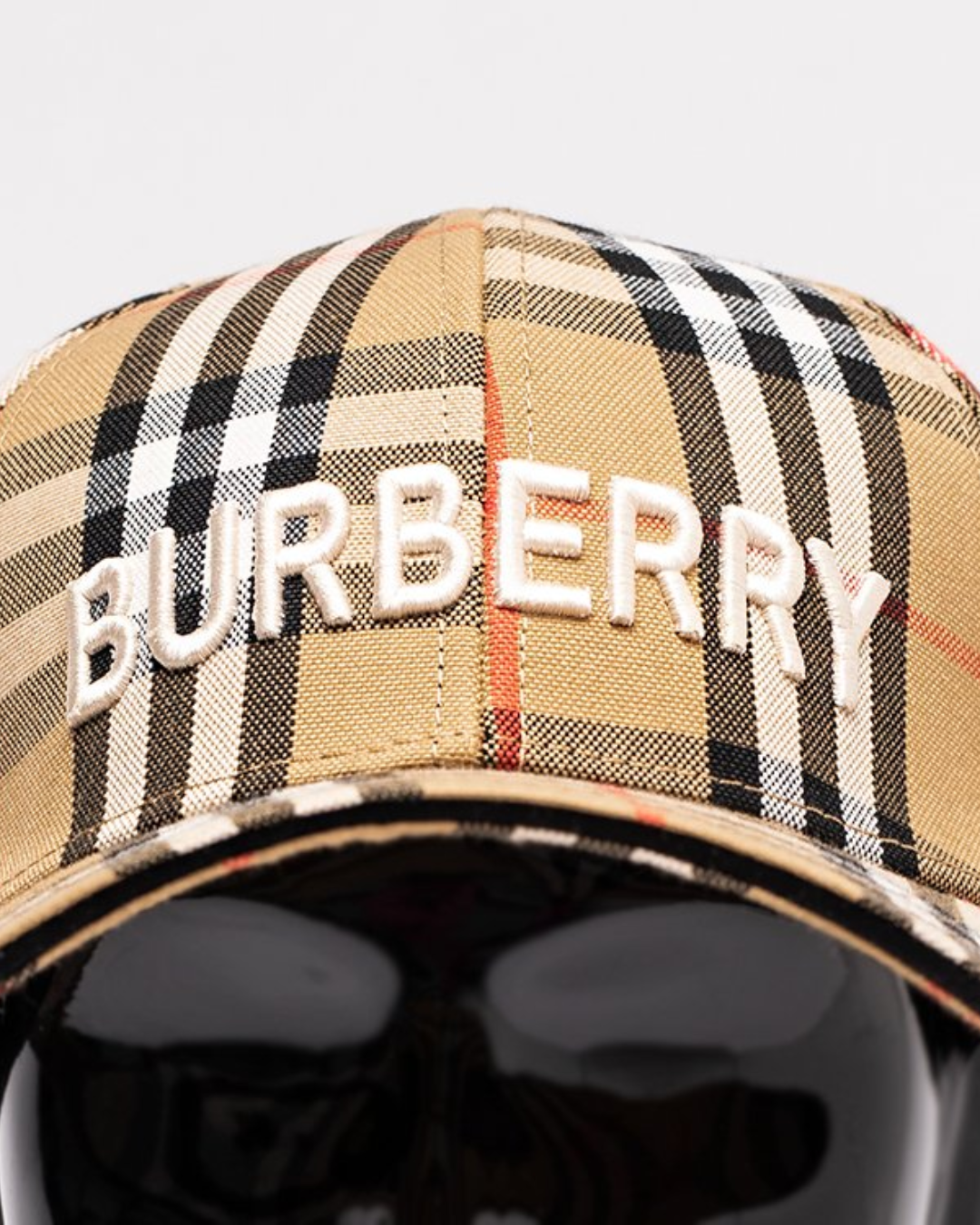 Luxivio Burberry vintage check baseball cap, unisex luxury designer hat with classic check pattern and adjustable brim.